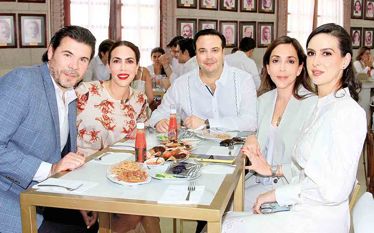 RAÚL DEL TORO, ALEJANDRA VELA, EDUARDO VELA, FERNANDA VELA Y YANINA DE VELA juntos en la entrega de la medalla Fray Andrés de Olmos