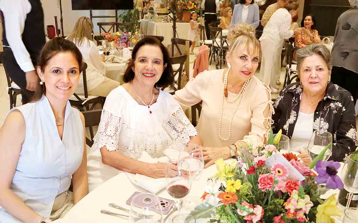 LAURA DI CONSTANZO, MARTHA COLLADO, REBECA COLLADO Y CARMEN GÓMEZ llegaron puntuales al festejo de Ivy