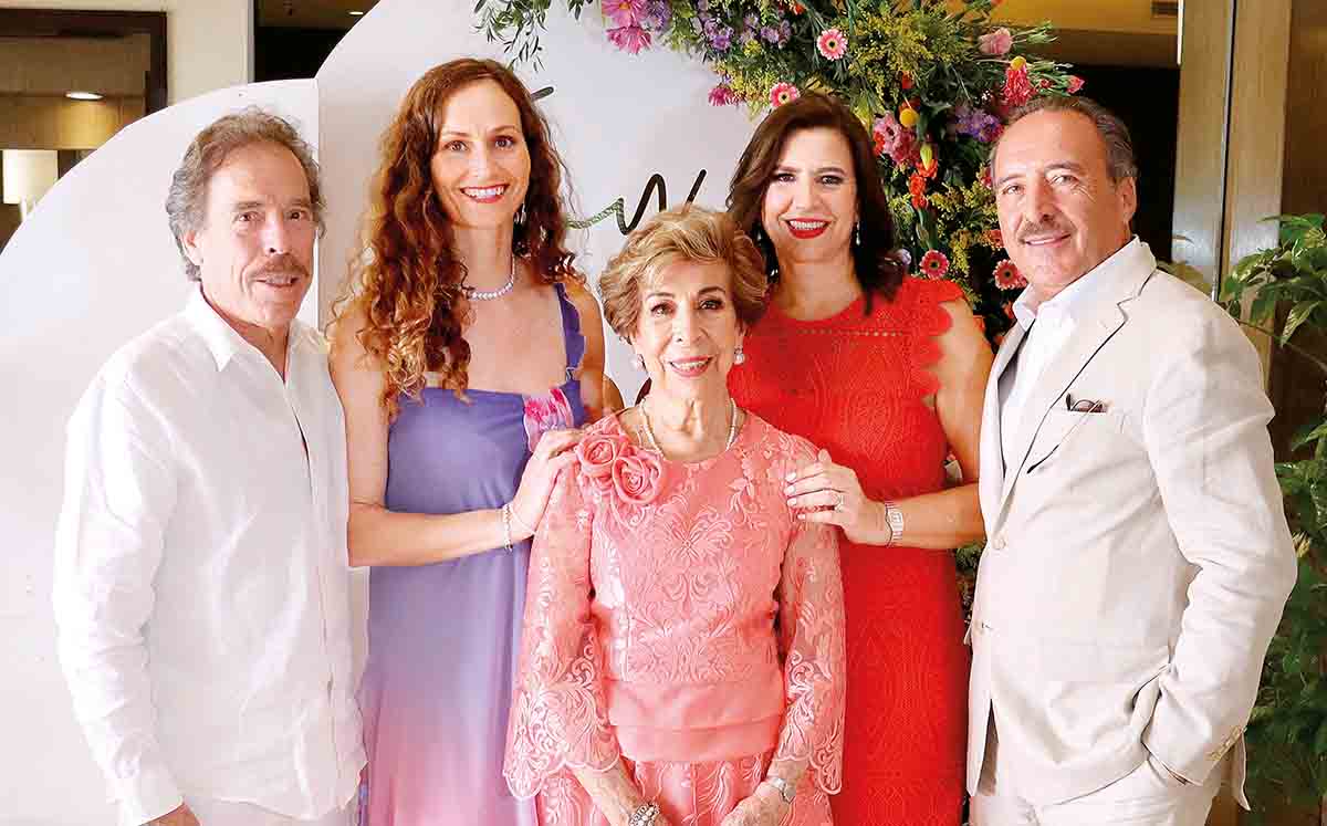 ENRIQUE COLLADO, HANA SYKOROVA, JUDITH ARGüELLES Y JAVIER COLLADO asistentes no paraban de abrazar y llenar de buenos deseos a la festejada
