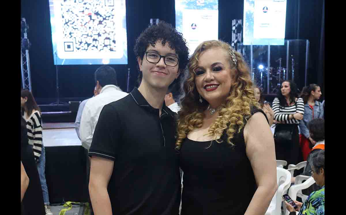 LUIS TAMEZ Y DORIS VELÁZQUEZ felices en Voces en Concierto en el IEST Anáhuac