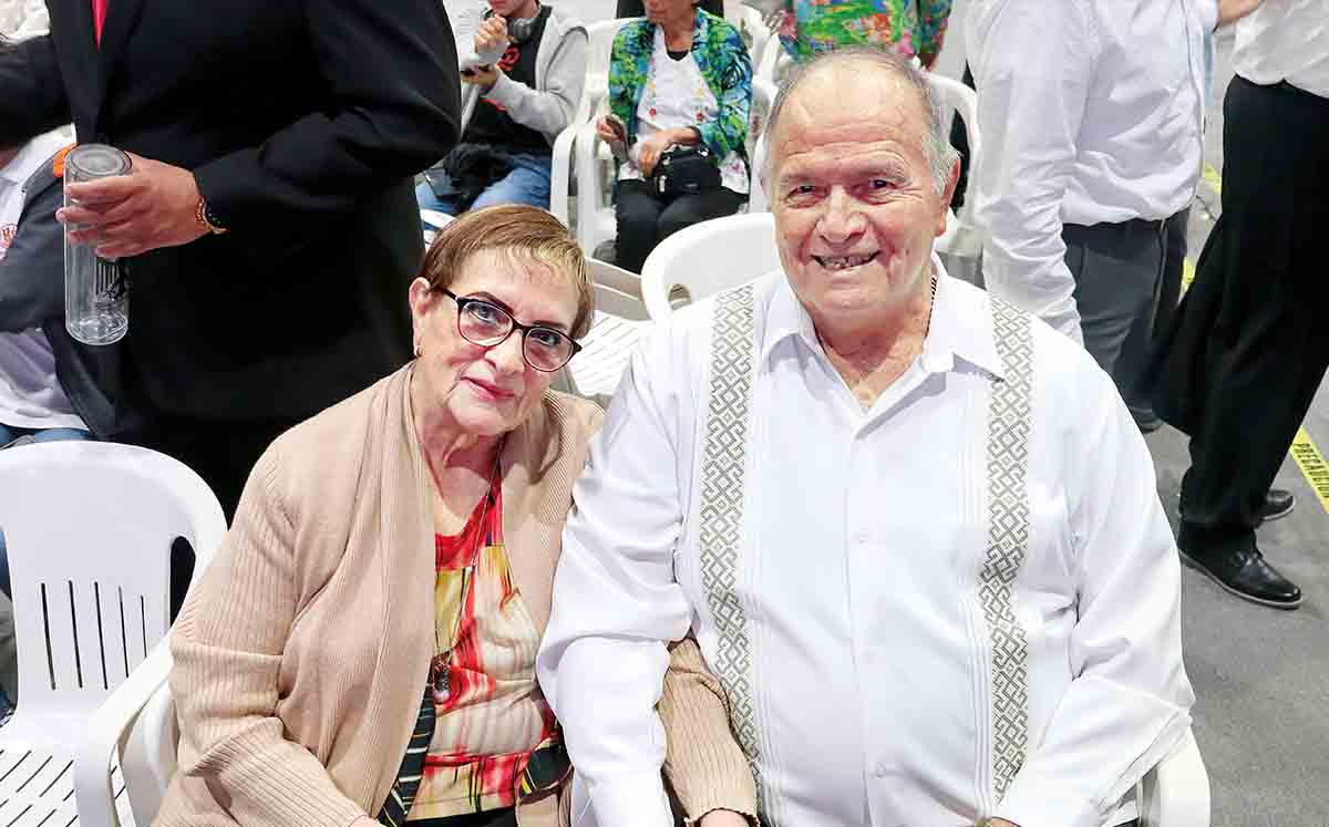 TERE VEGA Y RODOLFO VEGA disfrutaron del talento de los estudiantes y exa IEST