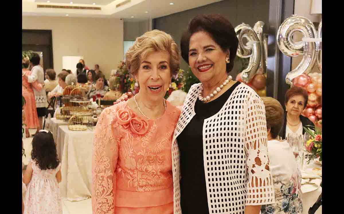 IVY HEREDIA y ELSA DE VÁZQUEZ nos regalaron sus mejores sonrisas en el festejo
