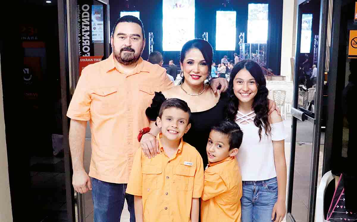 MÓNICA PEÑA, CARLOS JUAREZ,  CARLOS DIEGO JUAREZ, LUIS GERARDO JUAREZ Y ANA SOFIA JUAREZ disfrutaron en familia de Voces en Concierto