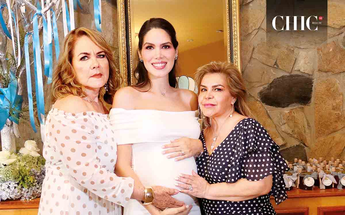 PATRICIA DE MARTÍNEZ, ARIANE DANIELA DE TURRUBIATES Y REYNA LAURA DE TURRUBIATES disfrutaron de la hermosa decoración de Florería del Valle