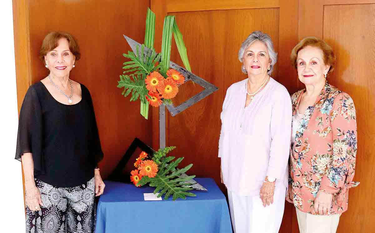 HORTENSIA MELÉNDEZ, SOLEDAD GOVELA Y CARMEN DE ELIZONDO realizaron un hermoso arreglo floral