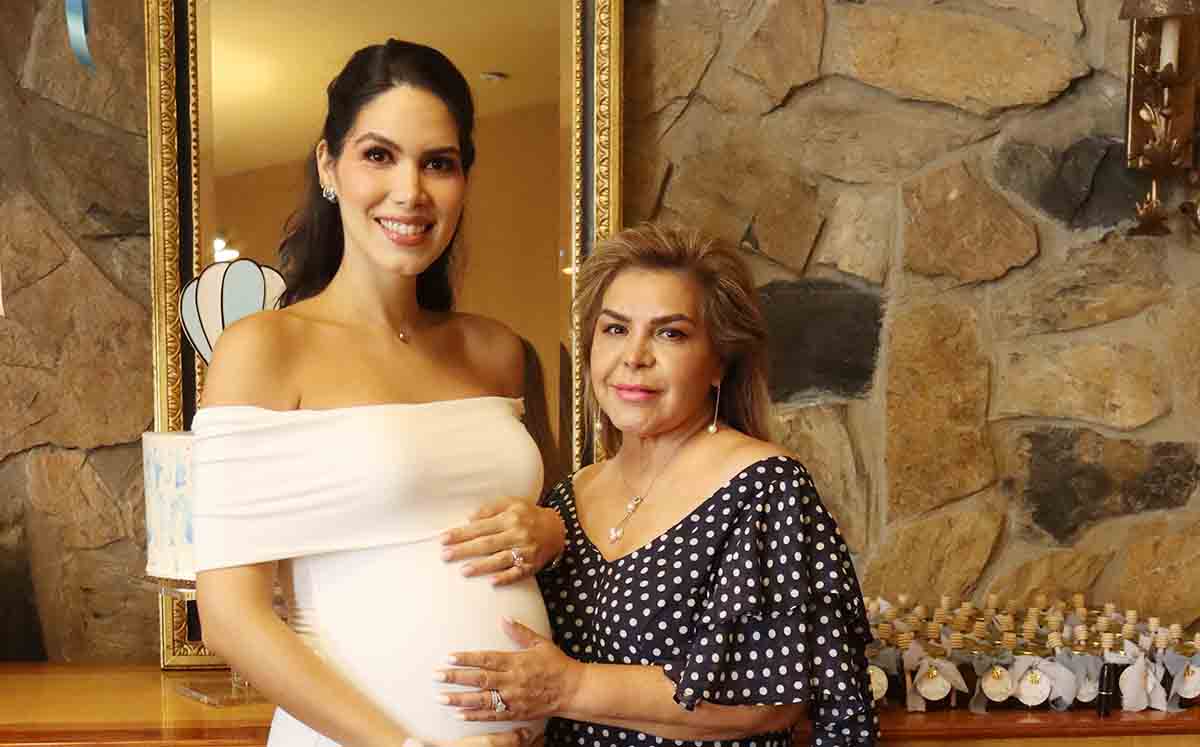 ARIANE DANIELA DE TURRUBIATES junto a su suegra REYNA LAURA DE TURRUBIATES