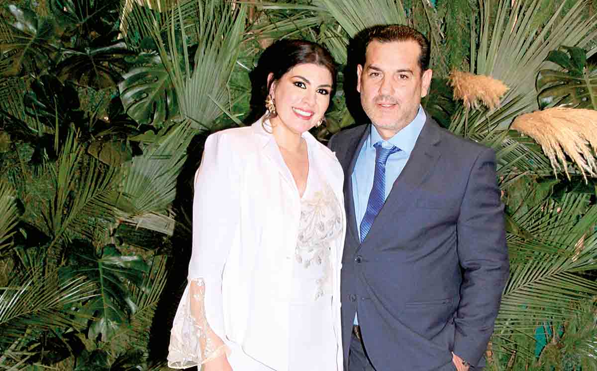 CAROLINA PÉREZ Y ALFONSO MACOUZET felices en la primera comunión de Miranda, Santiago y Rodrigo