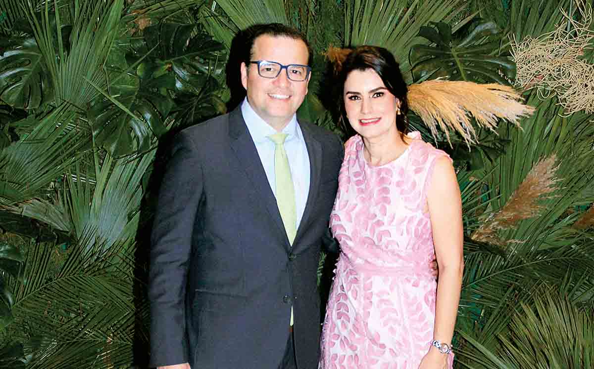 JAVIER JUÁREZ Y BETTY FERNÁNDEZ llegaron puntuales al festejo de Miranda, Santiago y Rodrigo