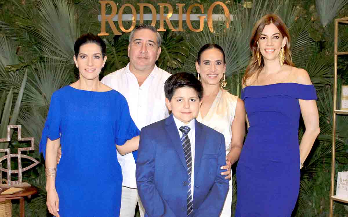 LORENA SUÁREZ, EDUARDO VALLES, RODRIGO SHAHIN, CYNTHIA AGUILAR Y MARISSA VELA llegaron con sus mejores outfits a la primera comunión