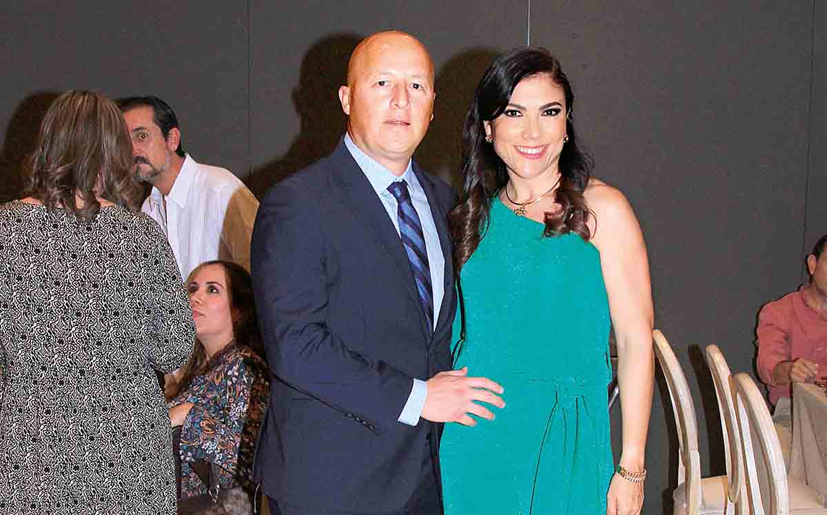 RAÚL NIAVES Y MARIANA PRIEGO felices de festejar la primera comunión de Miranda, Santiago y Rodrigo