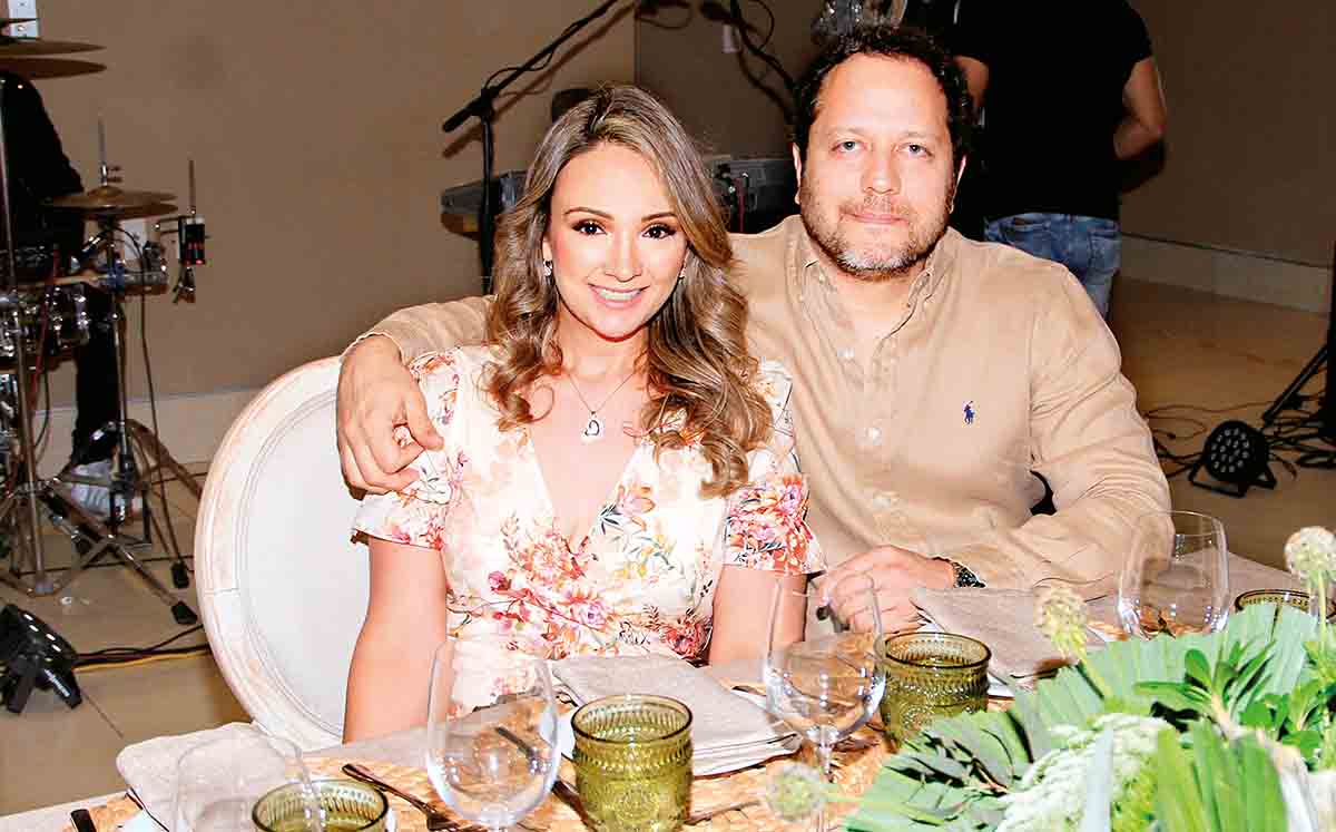 ALEXANDRA OCHOA Y DANIEL TERÁN degustaron de ás de una deliciosa mesa de postres llena de brownies, fresas con crema y frutos rojos