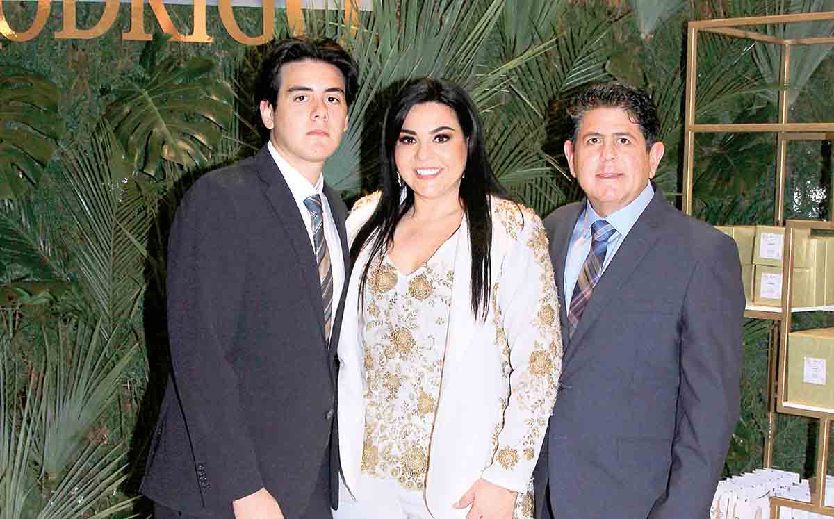EMILIANO SHAHIN, HERMINIA PÉREZ Y ZAMIR SHAHIN (†) se la pasaron increíble en la primera comunión de Miranda, Santiago y Rodrigo