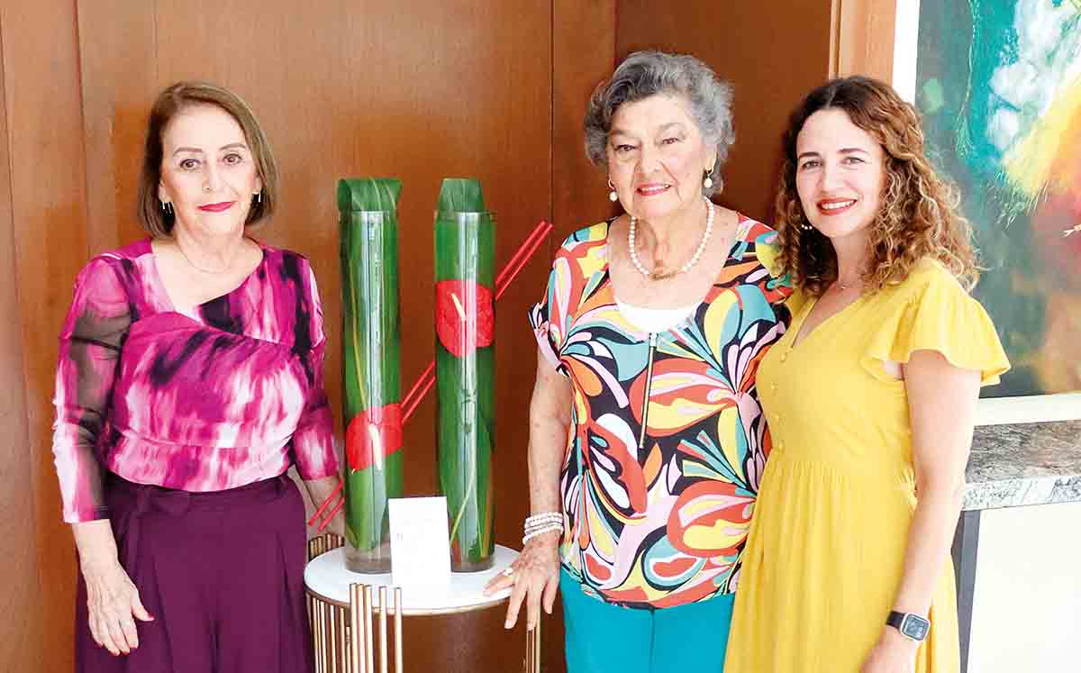 MARTA ROJANO, SONIA DE LA GARZA Y CLAUDIA PESQUERA realizaron un arreglo con un diseño sumergido