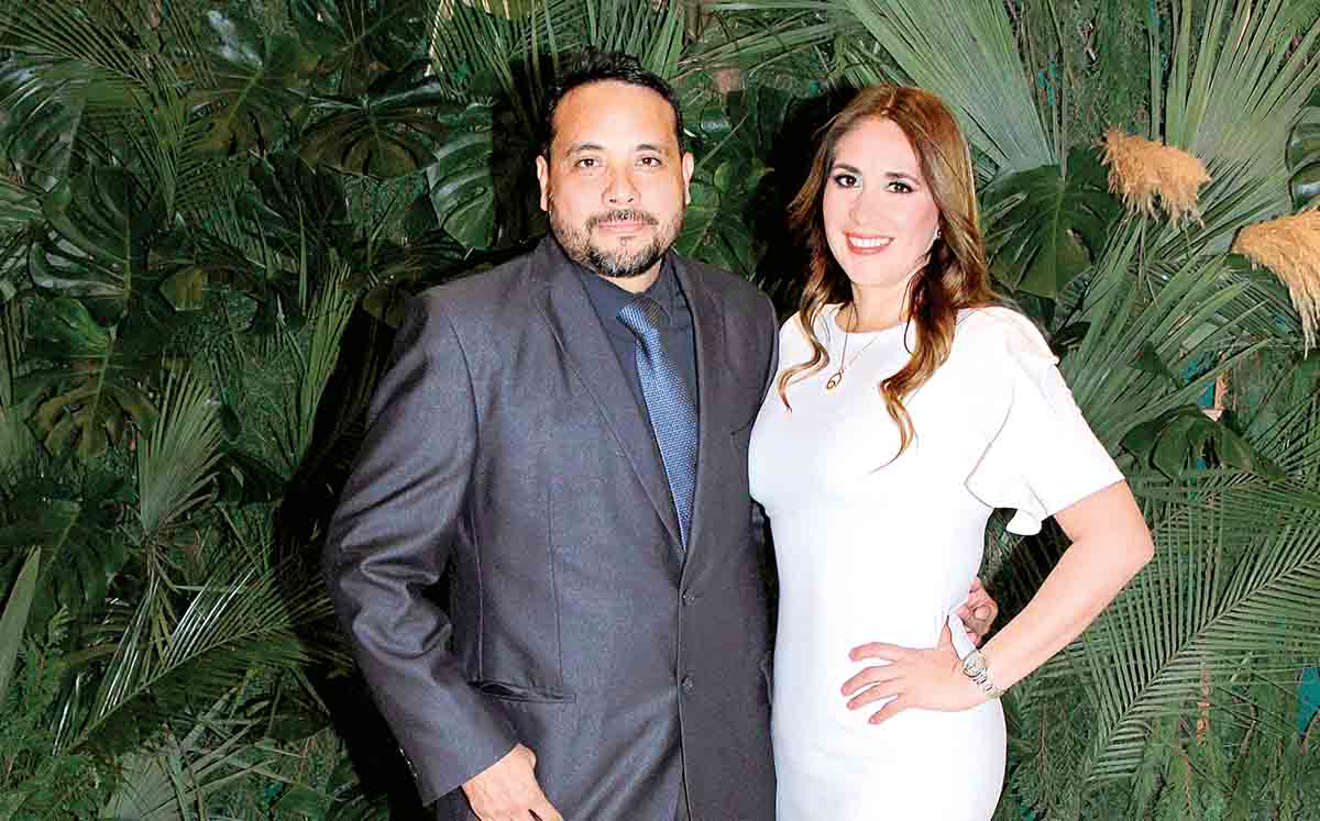 CARLOS LOM Y JUDITH GALINDO degustaron de una estación de quesos y charcutería a cargo de Vero Parra