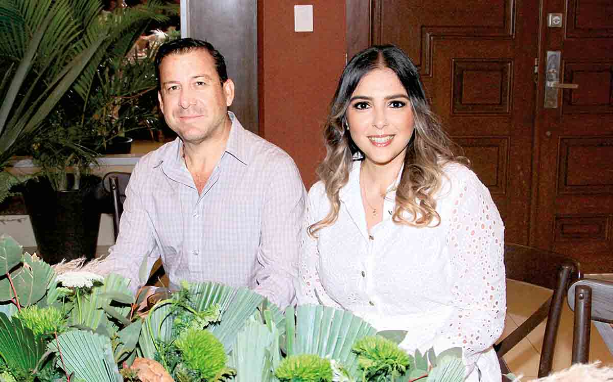 BETO ROSANO Y PAOLA DELSOL nos regalaron sus mejores sonrisas en la primera comunión de Miranda, Santiago y Rodrigo