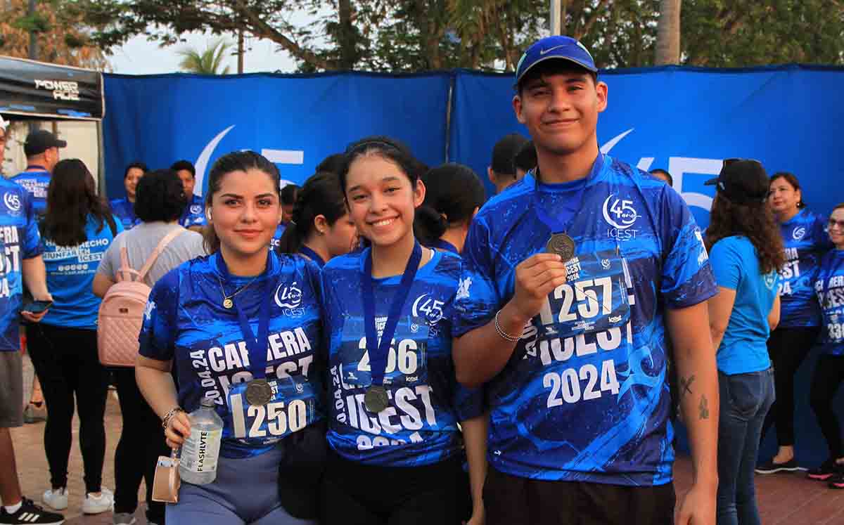GABRIELA RAMÍREZ, ANA RIVERA Y JESÚS GARCÍA felices de participar en los festejos del 45 aniversario del ICEST