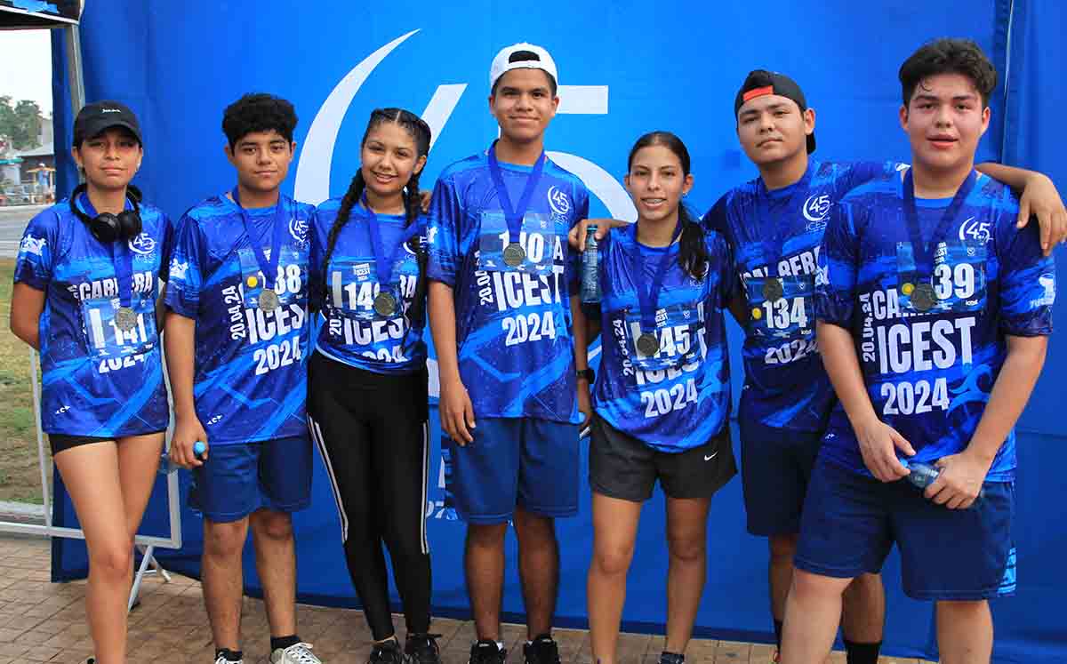 YESVEIDY GUERRERO, MARCOS VIDALES, ANAÍS ZALETA, ARTURO MORENO, VALENTINA GALINDO, ÁNGEL PADILLA Y GADIEEL TORRES participaron felices a la carrera