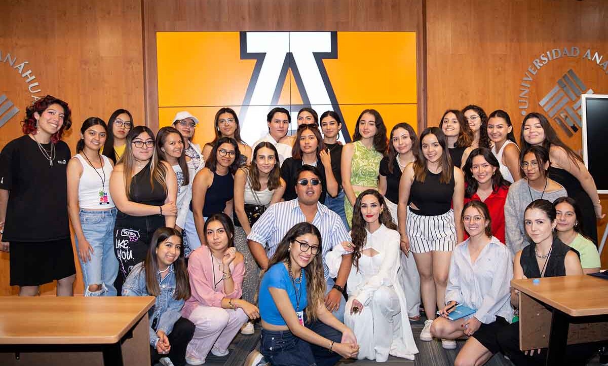 Paulina Loya dio un taller sobre moda e imagen.