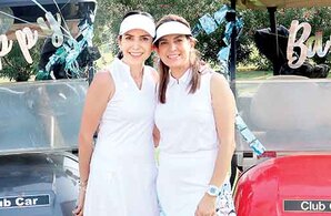 PAULINA MANAUTOU Y TANNIA MANAUTOU las alegres cumpleañeras