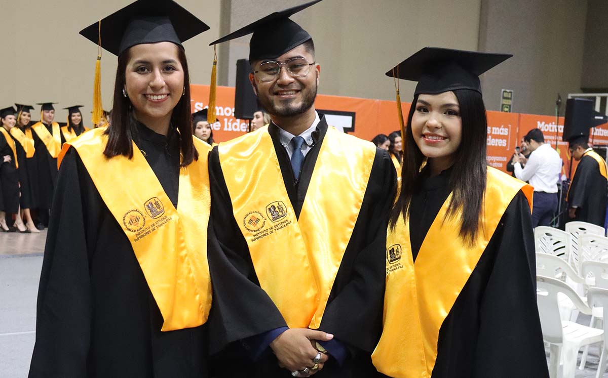 JESSICA CASTILLO, EMMANUEL CHÁVEZ Y ROSA PÉREZ felices durante su ceremonia y entrega de papeles
