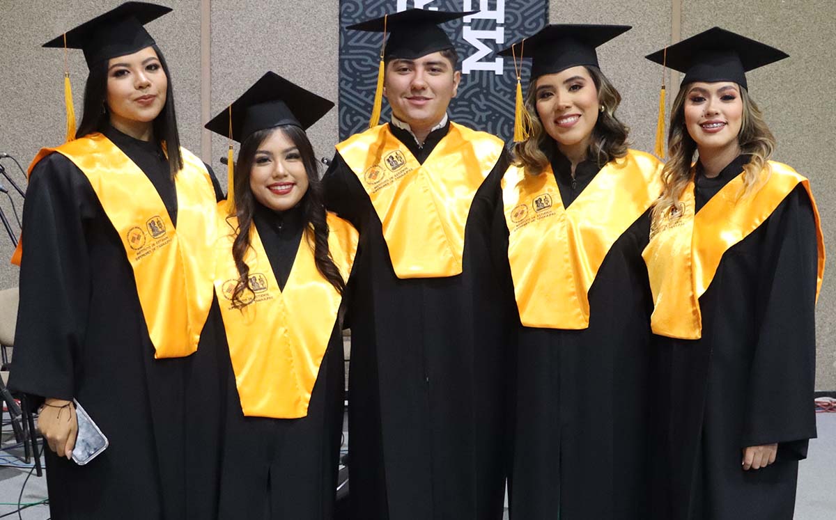 JOANNA SEGURA, ADRIANA CASTILLO, MILTON DEANTES, SANDRA CAMACHO Y SALMA OVANDO los felices graduados del IEST Anáhuac