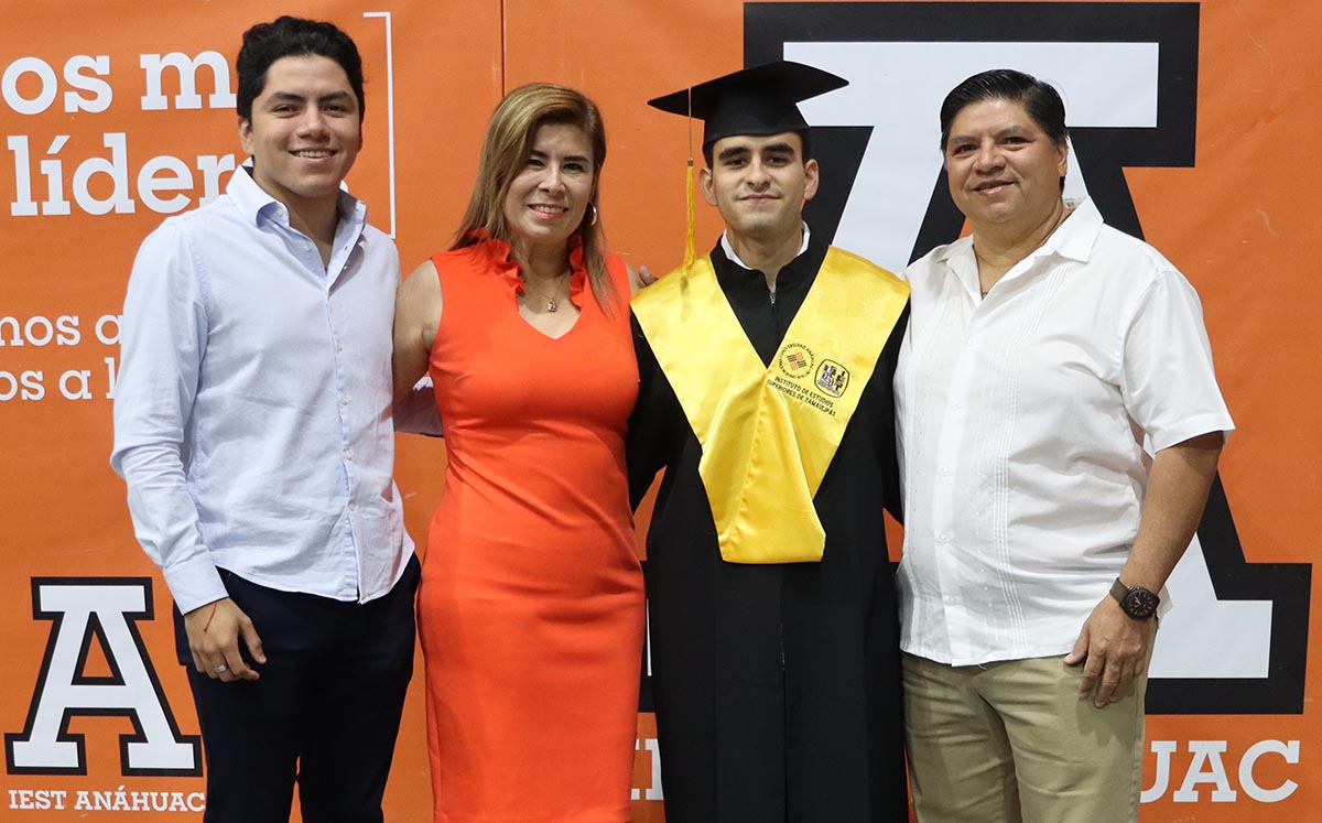 MARTÍN GARCÍA, PAULINA CAMACHO Y GERMÁN GARCÍA junto a ALAN VILLARREAL, feliz de completar un paso más en su vida