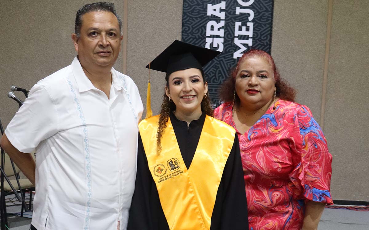 ANDRES LÓPEZ, CAROLINA LÓPEZ Y ANA MARÍA HERNÁNDEZ llegaron puntuales a la ceremonia