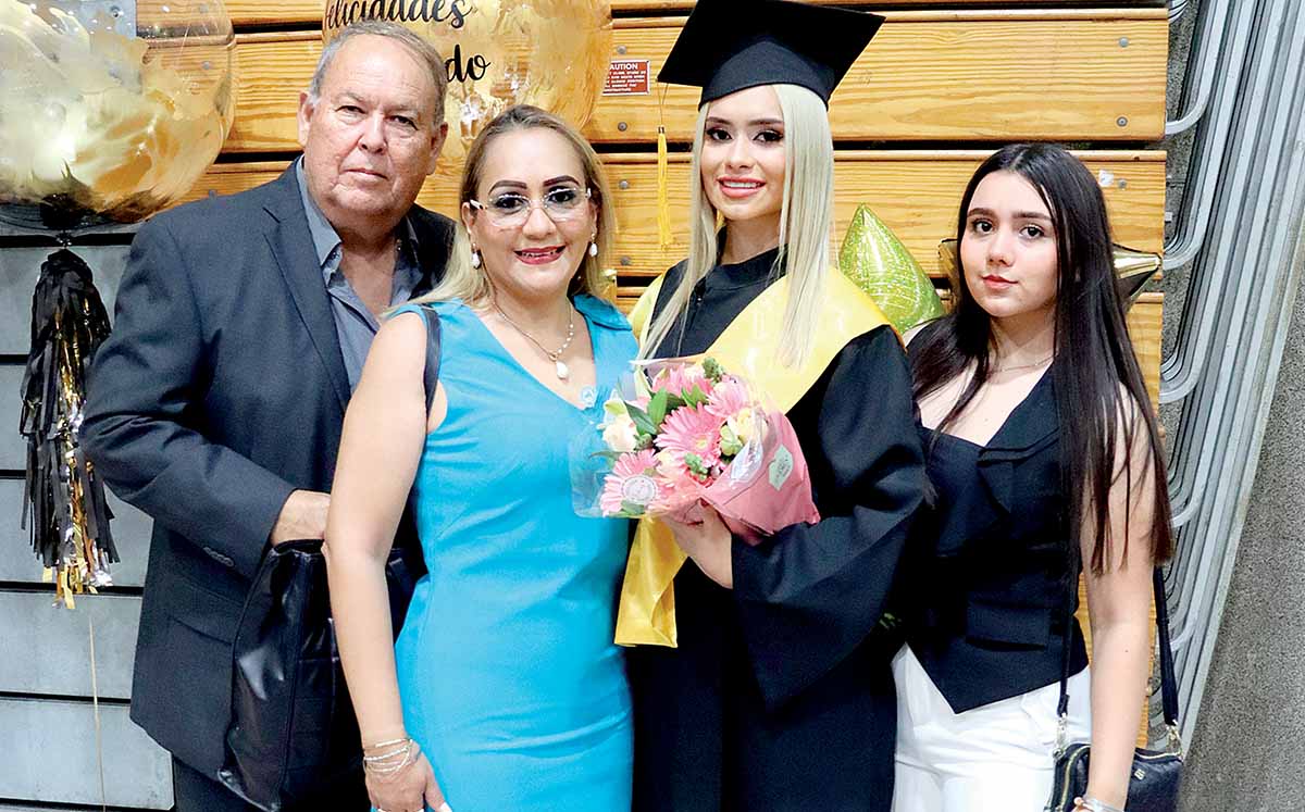 ENRIQUE TAMEZ GARZA, CLAUDIA ARTEAGA Y ALEXA CAMILA TAMEZ orgullosos de que FRIDA SOFIA TAMEZ terminará su vida universitaria