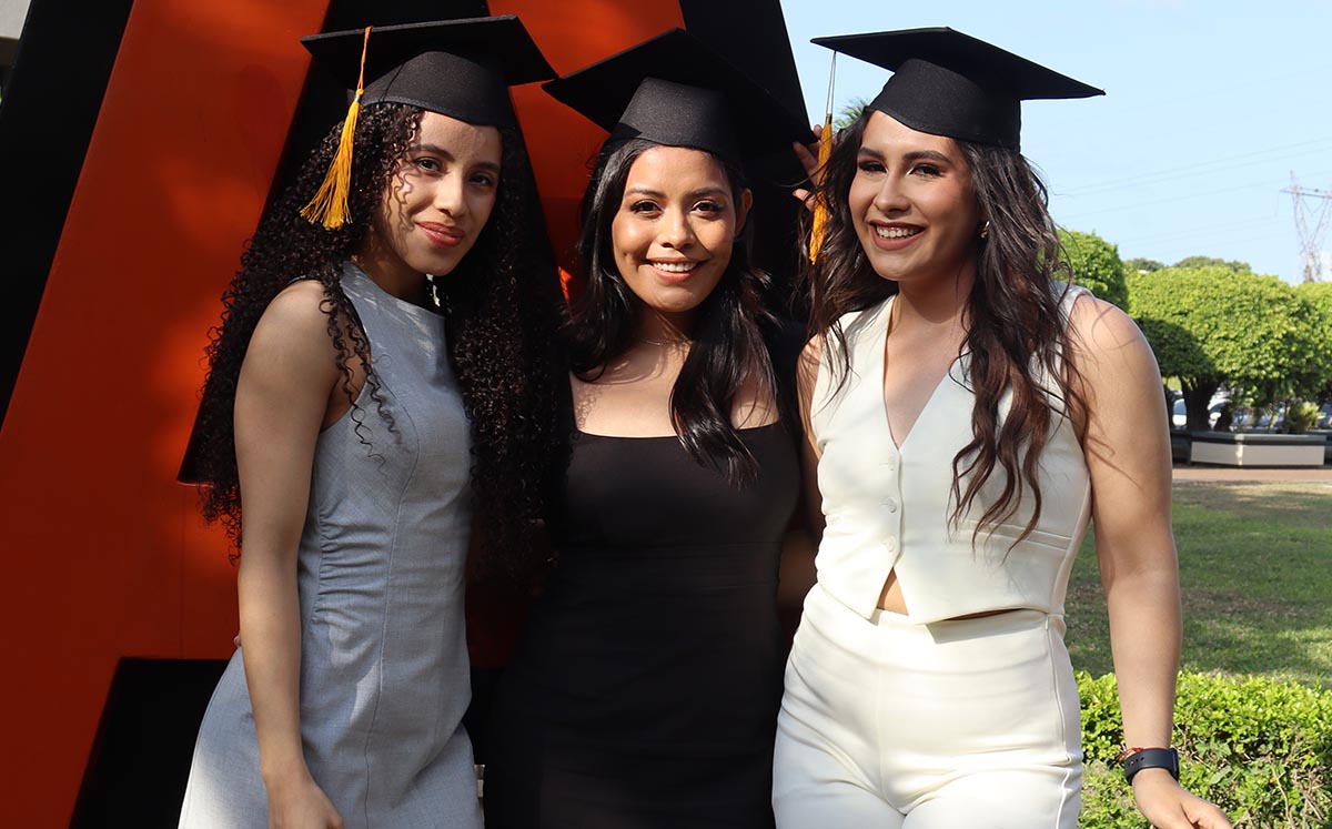 MARIEL ESCOBAR, VALERIA REYES Y ALEXA ARGÜELLO las felices graduadas