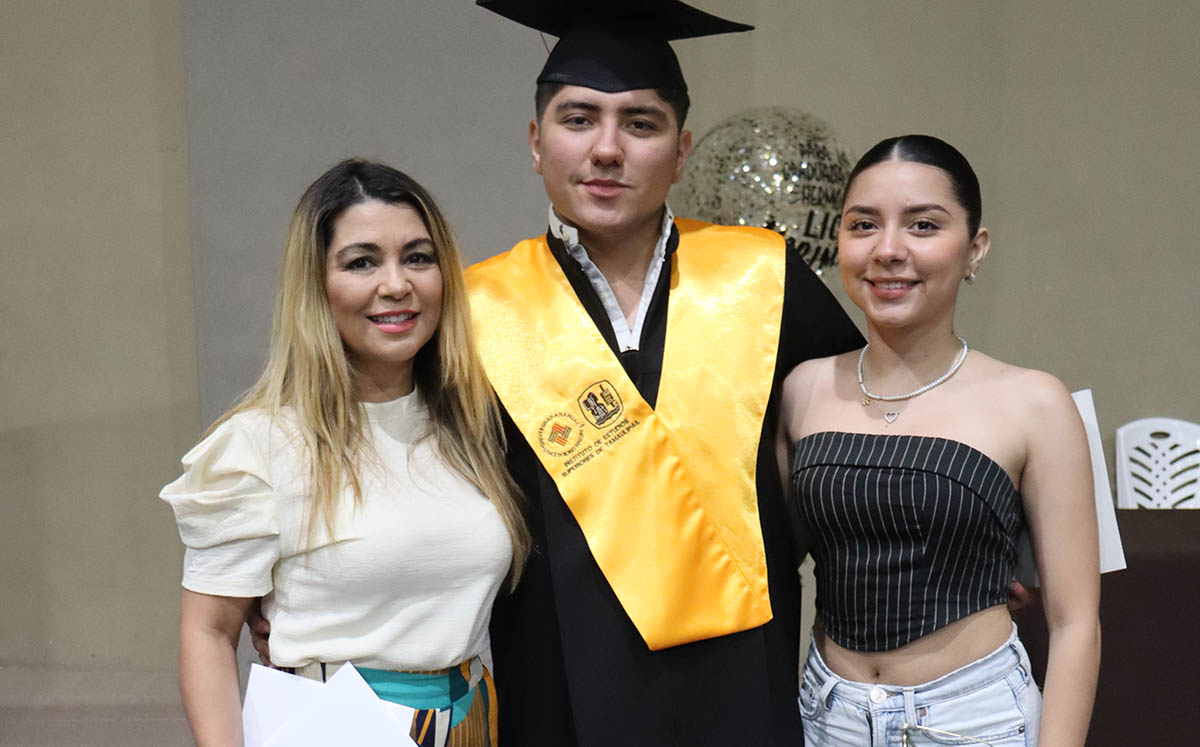 BEATRIZ DEANTES Y SARIBEL DEANTES orgullosas de que MILTON DEANTES haya completado una etapa más en su vida