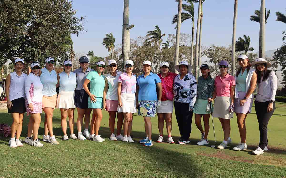 ELY HERNÁNDEZ con amigas luciendo una variedad de colores pastel