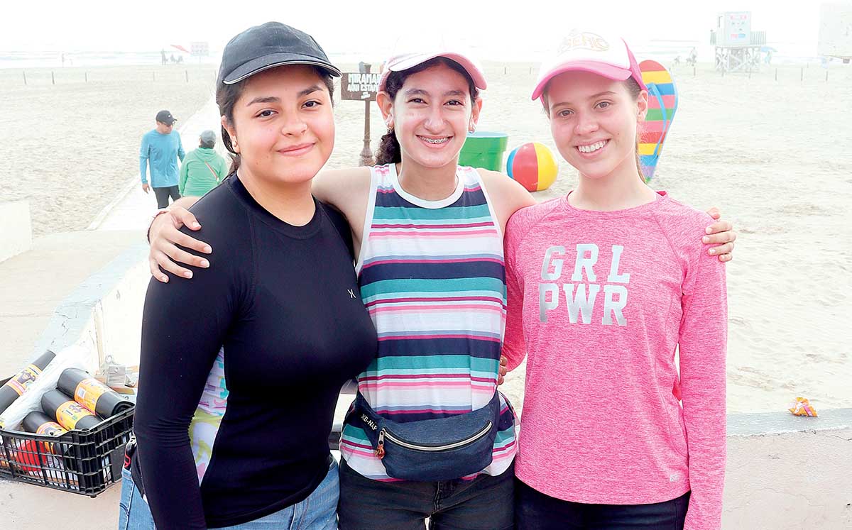 XIMENA BERNAL, DANIELA PÉREZ Y REGINA SALDÍVAR dejaron la playa visiblemente más limpia y renovada