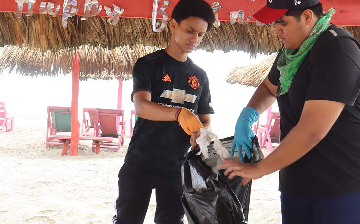 jornada de limpieza en la Playa Miramar