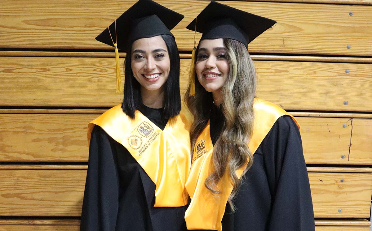 LUISA SEGURA Y SAMATHA BETANCOURT pasaron emocionadas por su título