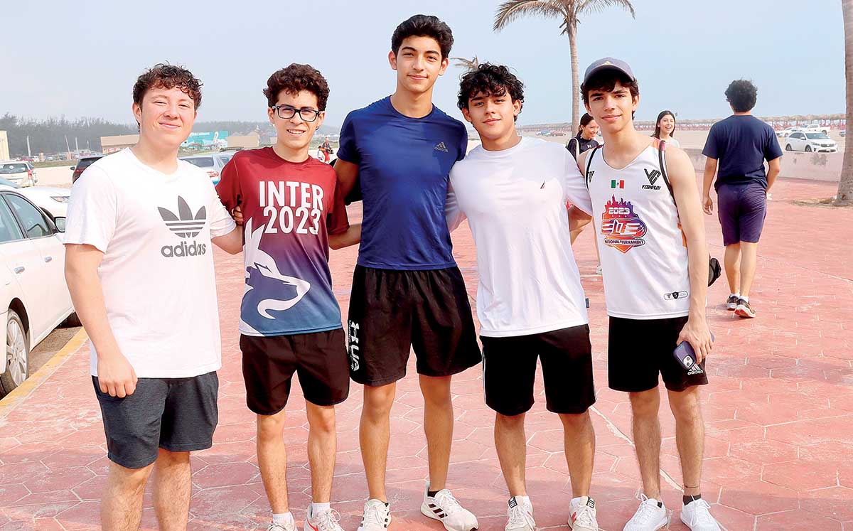 JOSÉ MANUEL MOTA, SANTIAGO RODRÍGUEZ, SEBASTIÁN RAMOS, EDUARDO DÍAZ Y RODRIGO CARREON recogieron PET y bolsas de plástico, colillas de cigarros