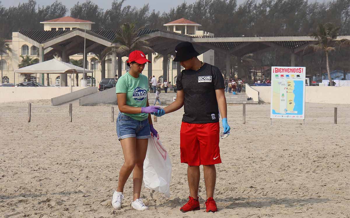 jornada de limpieza en la Playa Miramar