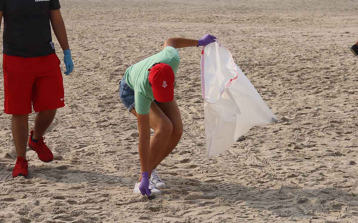 jornada de limpieza en la Playa Miramar