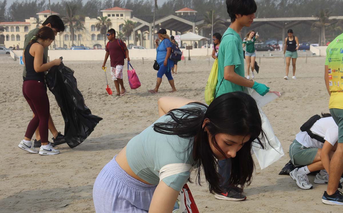 jornada de limpieza en la Playa Miramar