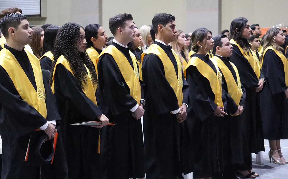 Alumnos en su ceremonia de graduación en el IEST Anáhuac