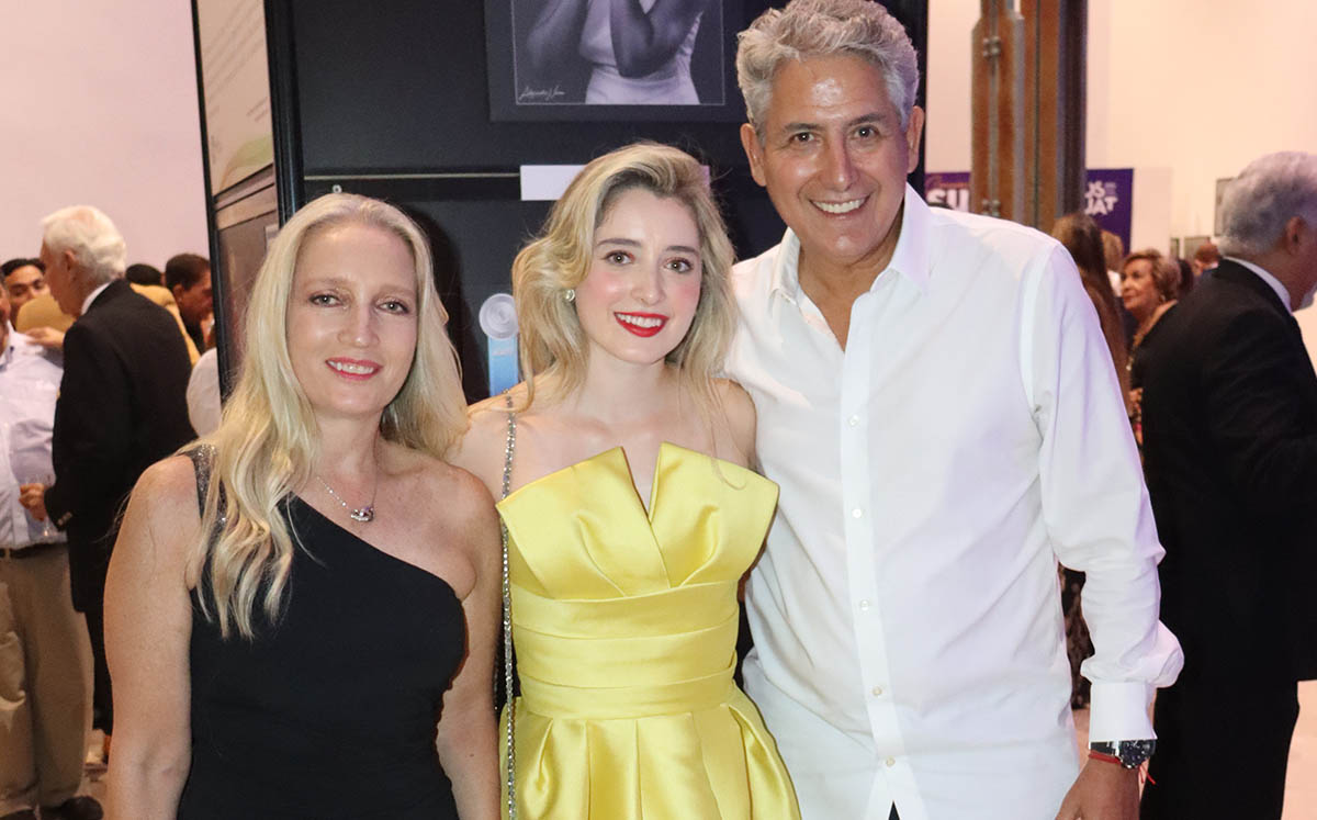 SEPIA BROWN junto a sus padres después del concierto Suma Unidos por Ayudar