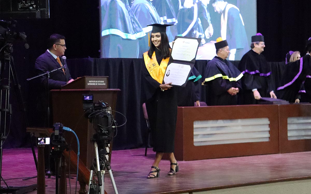 Alumna paso por su titulo dando por concluida una etapa más en su vida