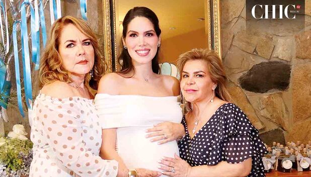PATRICIA DE MARTÍNEZ, ARIANE DANIELA DE TURRUBIATES Y REYNA LAURA DE TURRUBIATES disfrutaron de la hermosa decoración de Florería del Valle