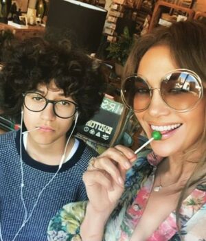 Hija de Jennifer Lopez presume expansiones en las orejas (Foto: Instagram Jennifer Lopez)