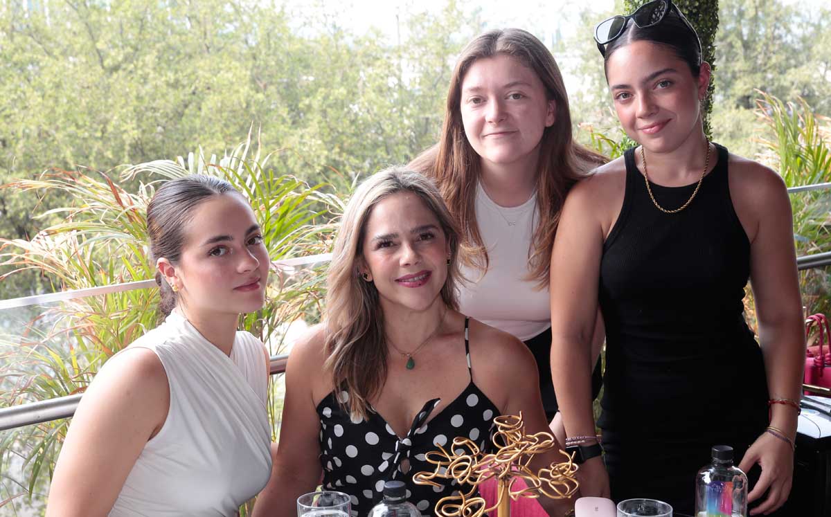 Alejandra Flores, Alexia Caramanos, Andrea Flores y  Sofía Cárdenas.jpg
