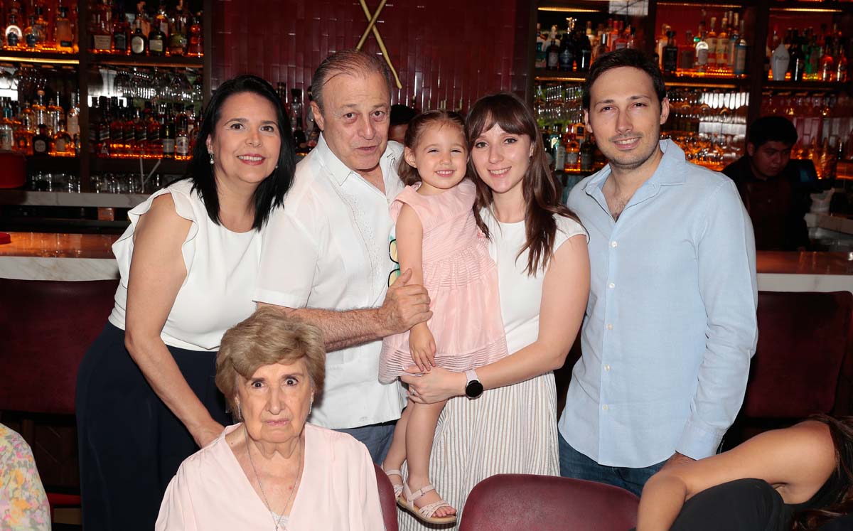 Alicia Leyva, Gina Ancer, Arturo Rodriguez, Sofia Rodriguez, Maria Bonilla y Arturo Rodriguez