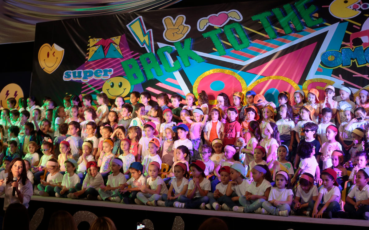 Los alumnos consintieron a mamá con su actuación / Foto: Staff Chic