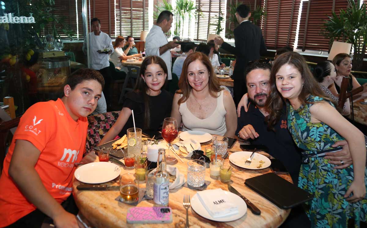 Daniel Reding, Andrea Reding, Daniela Villarreal, Salvador Reding y Alan Lucia Reding
