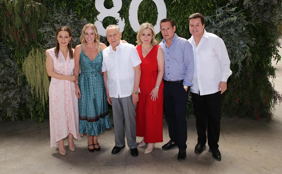 Con sus hijos: Lily, Ana, Arturo, Magaly, Arturo y Antonio