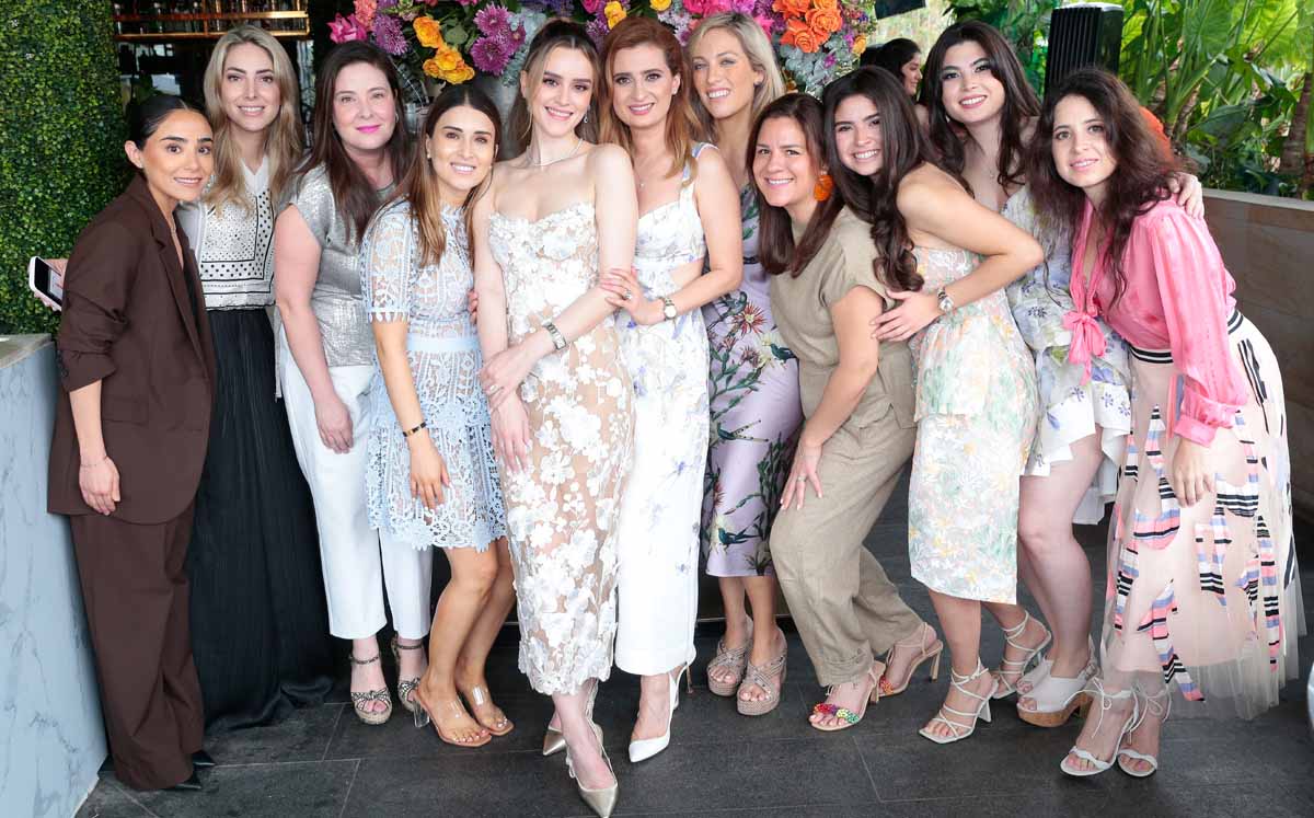 Pau Gámez junto a sus amigas