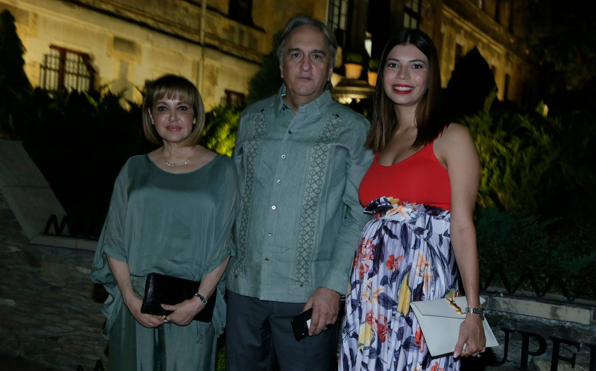 Verónica Elizondo de Longoria, Carlos Longoria y Daniela Zamora / Foto: Omar Valdez